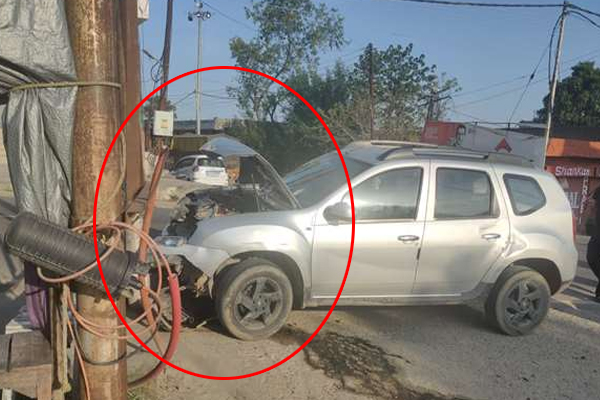 गगरेट में अनियंत्रित होकर गाड़ी खंबे से टकराई, नहीं हुआ जानमाल का नुकसान
