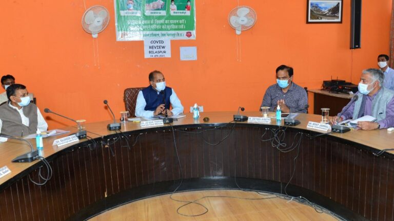 मुख्यमंत्री ने बिलासपुर में कोविड और सूखे की स्थिति की समीक्षा की