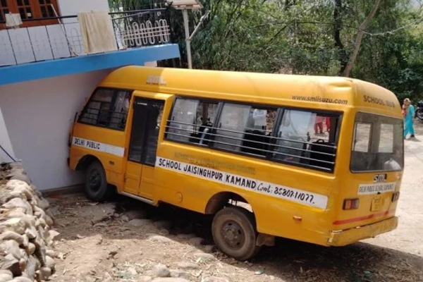 लंबागांव में अनियंत्रित होकर घर की दीवार से जा टकराई स्कूल बस, 15 घायल