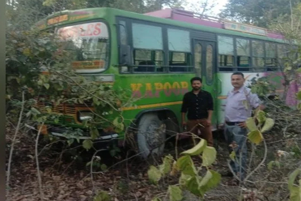 चलती बस में चालक के सीने में अचानक उठा दर्द,मौत से पहले ऐसे बचाई सभी यात्रियों की जान