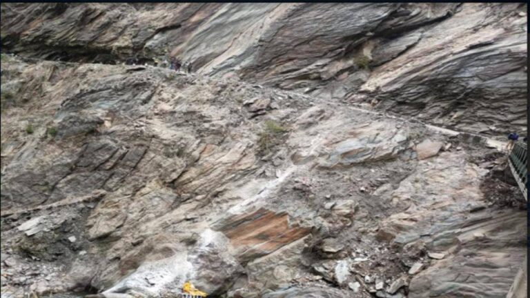 मृतकों के परिजनों को प्रशासन ने प्रदान की 20- 20 हजार रुपए की तुरंत राहत राशि- आवासीय आयुक्त