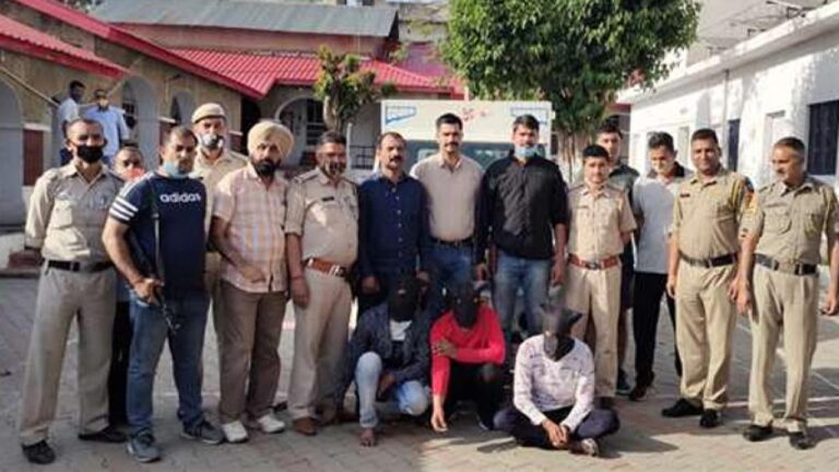 पंप हाउस से हथियार की नौक पर चोरी के चार आरोपित पुलिस ने गिरफ्तार किए हैं।