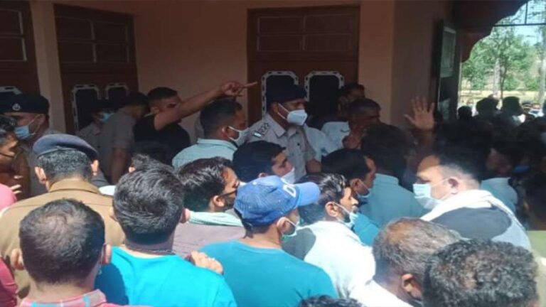 गगरेट में युवती की हत्‍या के रोष में बेकाबू भीड़ ने बंधक बनाए एसडीएम व डीएसपी