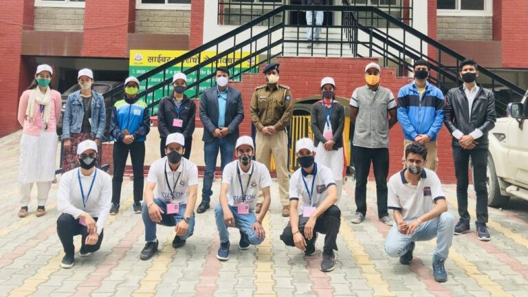 कुल्लू: पुलिस के रुस्तम स्वयंसेवी मास्क पहनने के लिए कर रहे जागरूक