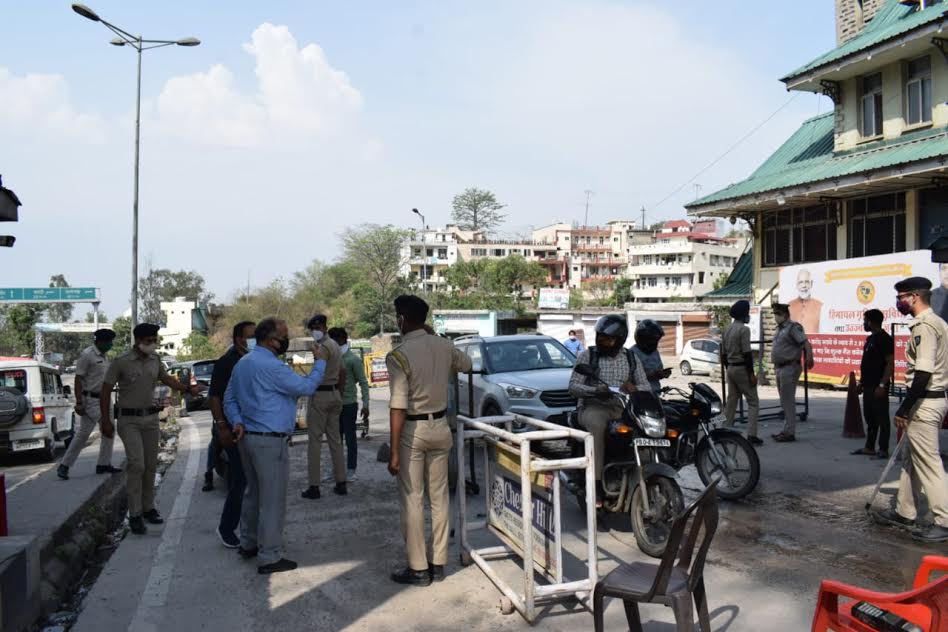 हिमाचल-हरियाणा की अंतरराज्यीय सीमा पर उपायुक सोलन ने किया निरीक्षण