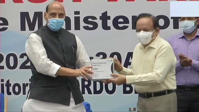 दिल्ली: रक्षा मंत्री राजनाथ सिंह ने डीआरडीओ की एंटी कोविड दवा 2DG की पहली खेप लॉन्च की। इस कार्यक्रम में केंद्रीय स्वास्थ्य मंत्री डॉ.हर्षवर्धन और एम्स के निदेशक डॉ.रणदीप गुलेरिया भी मौजूद रहे