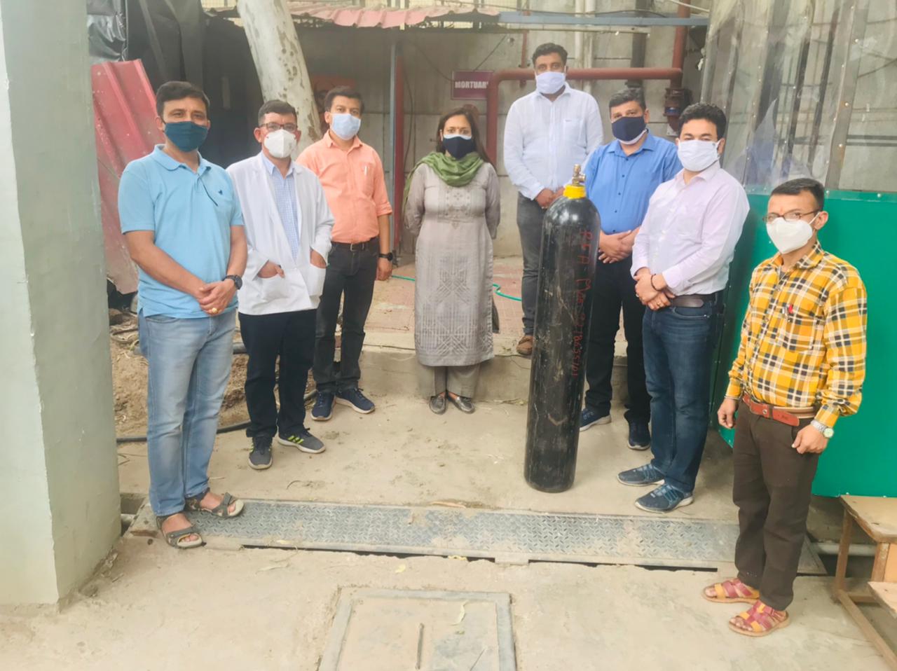 गणपति मेगा स्टोर ने परवाणू ESI को औक्सीजन सिलेंडर सेवा भाव से दान दिया