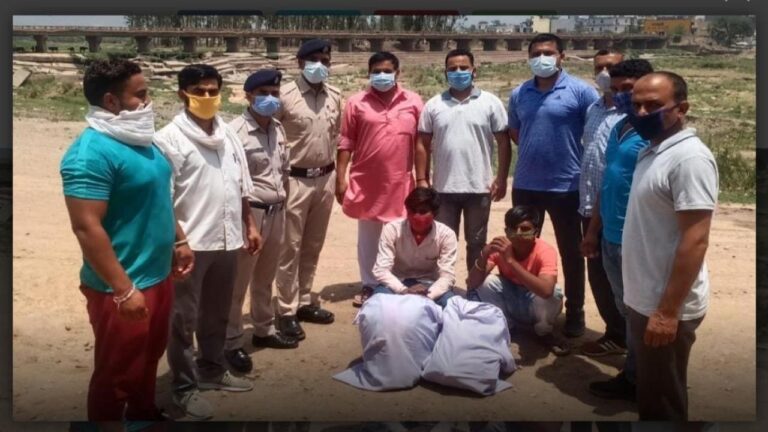 प्रदेश के सबसे बड़े औद्योगिक क्षेत्र बीबीएन में लगातार अवैध नशे की खेप बेची जा रही है। ताजा मामला बद्दी के सरामाजरा गांव का है। जहां पर जिला पुलिस बद्दी की एसआईयू की टीम ने 2 लोगों से करीबन 16 किलो अवैध गांजा बरामद किया है। पुलिस ने कार्रवाई गुप्त सूचना के आधार पर की। एसआईयू की टीम को गुप्त सूचना मिली थी कि दो व्यक्ति के पास अवैध गांजे की खेप लेकर आ रहे हैं और उसे बेचने की फिराक में हैं। इस सूचना पर पुलिस ने जाल बिछाया और दोनों लोगों को मौके पर पकड़ कर उनसे करीबन 16 किलो गांजा बरामद किया है। फिलहाल पुलिस ने मामला दर्ज कर जांच शुरू कर दी है। इस बारे में मीडिया से बातचीत करते हुए डीएसपी नालागढ़ विवेक ने बताया कि पुलिस ने गुप्त सूचना के आधार पर कार्रवाई की है। पुलिस ने 2 लोगों को गांजा समेत गिरफ्तार भी कर लिया है। उन्होंने कहा कि पुलिस ने मामला दर्ज करके जांच शुरू कर दी है।