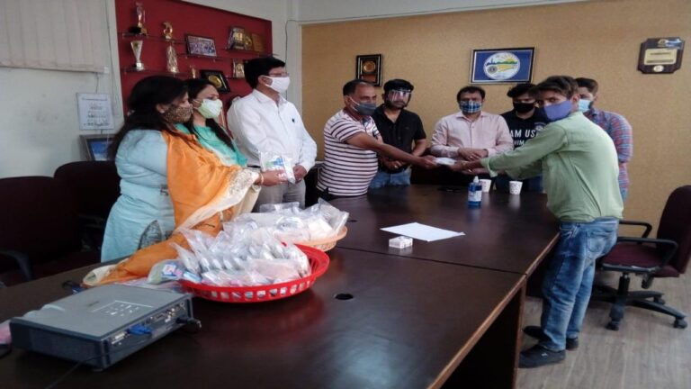परवाणू वार्ड-3 की पार्षद पूजा गोयल द्वारा बांटी गई स्वास्थ्य सम्बन्धित किट