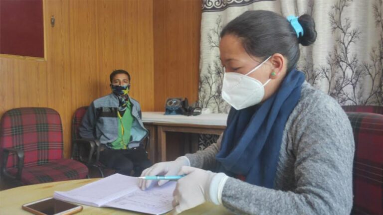 प्रदेश के जनजातीय जिला लाहौल स्पीति के काजा खंड में अपोलो टेलीमेडिसिन सेन्टर की सुविधा वरदान साबित हो रही है कोविड-19 चलते काजा के लोगों को देश के जाने-माने चिकित्सकों से स्वास्थ्य सुविधाएं मिल रही है। कोरो ना में लोग स्पिति घाटी से बाहर जाने में परहेज कर रहे है। ऐसे में स्वास्थय सुविधाओं के कोई सेंटर में पहुँच रहे है। 24 अप्रैल 2015 को अपोलो टेलीमेडिसिन का सेंटर काजा में शुरू हुआ था। तब से लेकर आज तक 9480 मरीजों का उपचार इस सेंटर के माध्यम से किया जा चुका है । इसके साथ ही 420 ऐसे मरीज सेंटर में पहुंचे जिन्हें आपातकालीन स्वास्थ्य सुविधाओं की जरूरत थी। इन सभी को भी बेहतर इलाज देकर स्वस्थ किया गया । जनजातीय क्षेत्र होने के कारण यहां के लोग प्रदेश के अन्य अस्पतालों में सफर करने के लिए परहेज भी करते हैं और कई लोग असमर्थ भी है ऐसे में सेंटर में ही लोग उपचार के लिए आते हैं और विशेषज्ञों से अपना इलाज यहीं बैठकर करवा लेते हैं। स्पिति में अभी तक 150 कैम्प सेंटर की ओर से लगाएं गए जिनमें लोगों को सेंटर की गतिविधियों के बारे में जागरूक किया गया। अपोलो टेलीमेडिसिन सेंटर का काजा में कार्यरत हेल्थ कोऑर्डिनेटर लामा बुटीथ ने जानकारी देते हुए बताया कि वर्ष 2015 से लेकर आजतक सेंटर कार्य कर रहा है और इससे काफी लाभ यहां के लोगों को मिल रहा है। जैसे ही मरीज हमारे यहां पहुंचता है तो पहले उसका रिकॉर्ड तैयार किया जाता है और उसके बाद किस बीमारी से ग्रसित है इसके बारे में जानकारी हासिल की जाती है और फिर सम्बंधित रोग विशेषज्ञ से संपर्क वीडियो कांफ्रेंस के माध्यम से किया जाता है। चिकित्सक सीधे मरीज से बातचीत करता है और रोग के बारे में जानकारी हासिल करता है और फिर इसके बाद ही दवाइयां और टेस्ट लिखे जाते हैं। हमारे पास की दवाइयां है जो कि मरीजों को मुफ्त उपलब्ध करवाई जाती है ।24 घंटे की सेंटर में रहती है । 172 दवाइयां मिलती है मुफ्त अपोलो टेलीमेडिसिन सेंटर काजा में मरीजों के लिए मुफ्त दवाइयों का प्रावधान भी रखा गया है अस्पताल में करीब 172 तरह की दवाइयां मरीजों को चिकित्सकों की सलाह पर मुफ्त में मुहैया करवाई जा रही हैं । इससे जहां स्थानीय लोगों के पैसे की बचत होती है। बेहतरीन दवाइयों के लिए इधर-उधर भटकना नहीं पड़ता है टेस्ट की सुविधा सेंटर में 17 टेस्ट मुफ्त में किए जाते हैं । इनमें यूरिन टेस्ट, एचबी टेस्ट आरबीएस टेस्ट, ए एस ओ टेस्ट, सीपीपी टेस्ट ,आरएफ टेस्ट, यूपीटी टेस्ट , एचबीएआइसी, ईसीजी ,ट्रॉप 1, लिपिड प्रोफाइल आदि शामिल है । वीसैट के माध्यम से कनेक्टिविटी काजा में इंटरनेट की सुविधा मात्र 3 पंचायतों में और वर्ष 2015 में जब टेलीमेडिसिन शुरू किया गया था। तो यहां पर इंटरनेट की सुविधा नहीं थी । इसी वजह से यहाँ ओर वीसेट स्थापित किया गया ओर चैन्नई सेंटर के सर्च काजा को जोड़ा गया है। जहां पर डॉक्टरों की टीम 24 घंटे मौजूद होती है और स्पीति के लोगों का उपचार करने में यह भूमिका टेली मेडिसिन सेंटर निभा रहा है। सेंटर में 4 कर्मचारी अपनी सेवाएं देते हैं इनमें दिल्ली हेल्थ कोऑर्डिनेटर लामा बुटीक स्टाफ नर्स मोनिका ठाकुर और तेनजिन डॉक्टर और आईटी टेक्निशियन राजेश कुमार शामिल है।