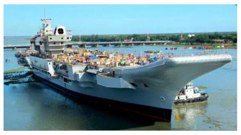 भारतीय नौसेना के विमानवाहक पोत आईएनएस विक्रमादित्य में शनिवार को मामूली आग लग गई।