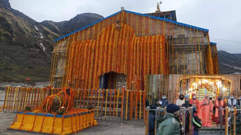 विश्वप्रसिद्ध केदारनाथ मंदिर के कपाट छह महीने के शीतकालीन अवकाश के बाद आज सुबह 5 बजे खोल दिए गए. मंदिर को 11 क्विंटल फूलों से सजाया गया है. पिछले साल की तरह इस बार भी कोरोना वायरस के प्रकोप की वजह से इस दौरान श्रद्धालु उपस्थित नहीं रह पाए.