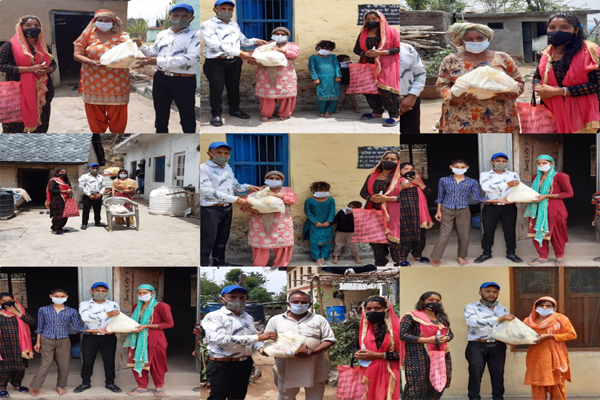 Humanity Welfare संस्था की टीम ने गरीब परिवारों को वितरित की राशन किट