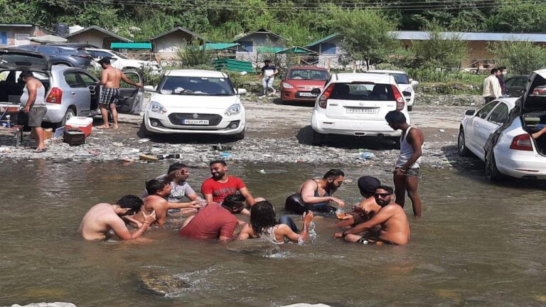 साधुपुल में कोरोना के लिए जारी गाइडलाइन की पर्यटक उड़ा रहे धज्जियां, सरेआम धूम्रपान और शराब सेवन -बेख़बर प्रशासन, हैडिंग में मनमाने रेट,बदहाल शौचालय