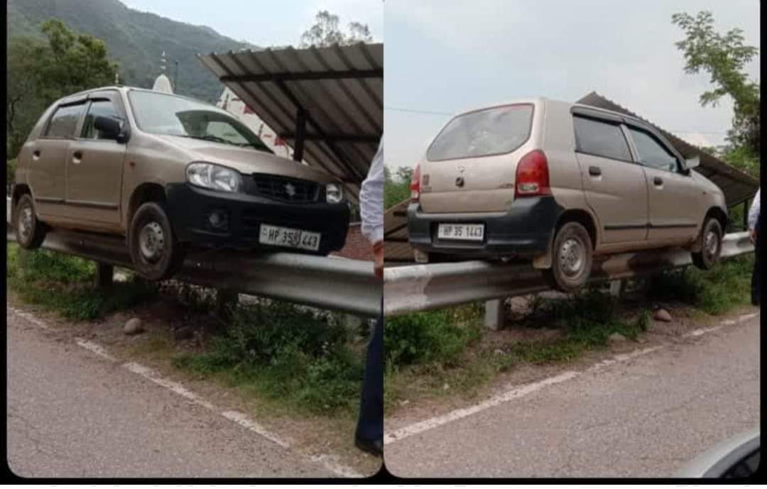 अनियंत्रित होकर क्रैश बैरियर पर लटकी कार, सोशल मीडिया में वायरल हुई तस्वीर