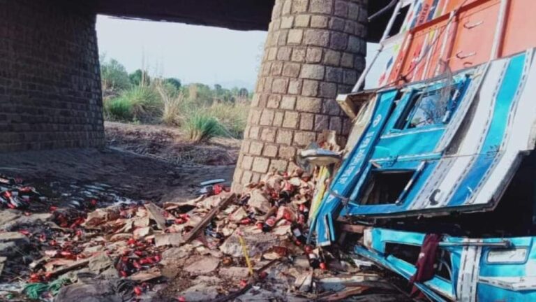 नालागढ़ में बियर से लदा ट्रक पुल से नीचे पलटा, दो की मौत दो घायल