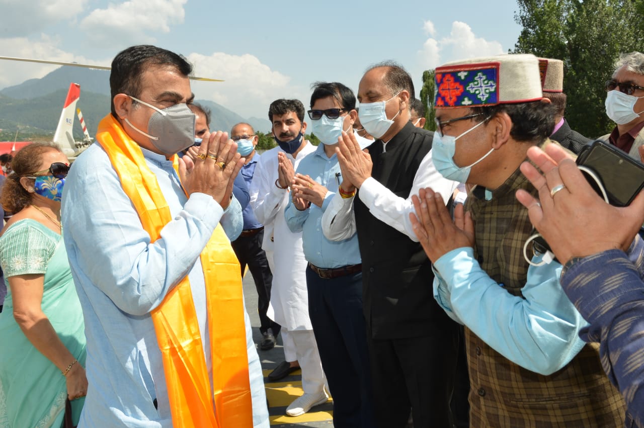 जय राम ठाकुर ने केन्द्रीय मंत्री नितिन गडकरी का कुल्लू आगमन पर किया स्वागत
