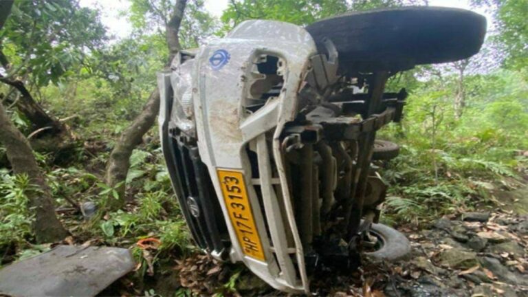 सिरमौर: गहरी खाई में गिरी गाड़ी...महिलाओं सहित 10 गंभीर घायल...