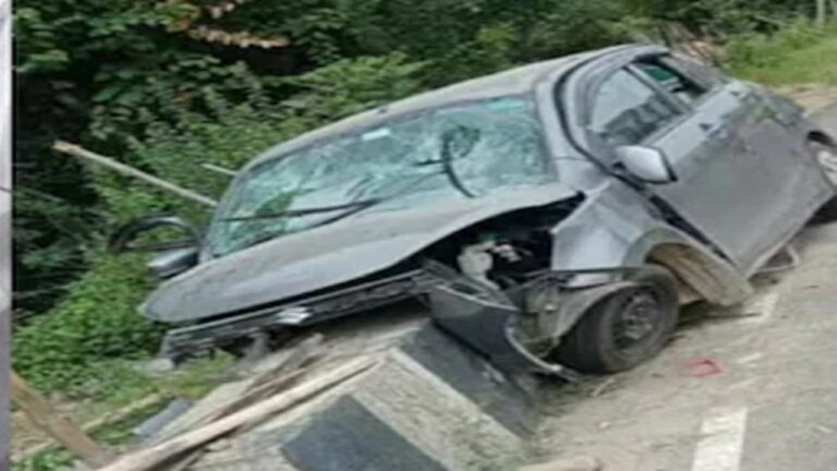 मंडी: तेज रफ़्तार कार पैराफिट से टकराई, सात लोग घायल