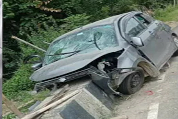 मंडी: तेज रफ़्तार कार पैराफिट से टकराई, सात लोग घायल