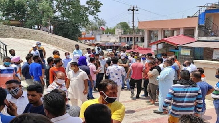 ऊना में युवक की मौत पर हंगामा, अर्थी समेत अस्पताल में शव लेकर पहुंचे ग्रामीण