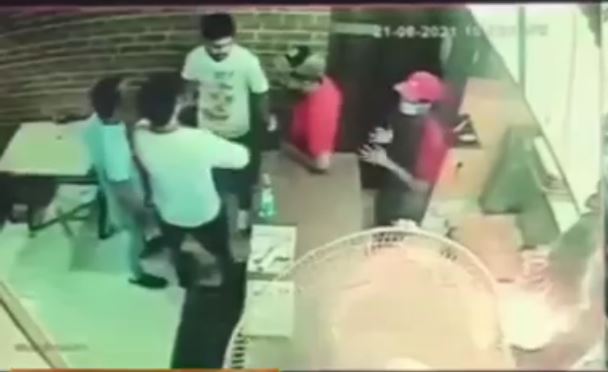 घुमारवीं में पिज़्ज़ा स्टोरी रेस्टोरेंट चलाने वाले युवक पर दो लोगों ने किया हमला