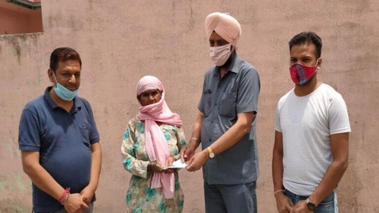 असहाय बीमार काकू राम के लिए सिरमौर ट्रक ऑपरेटर यूनियन पांवटा साहिब ने बढाए मदद के हाथ दिए 11100 रुपए