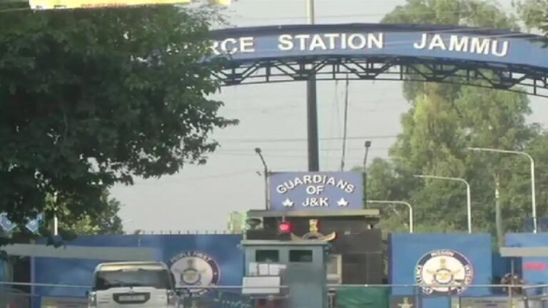 जम्मू एयरपोर्ट परिसर में 5 मिनट के अंतराल में दो धमाके, मचा हड़कंप