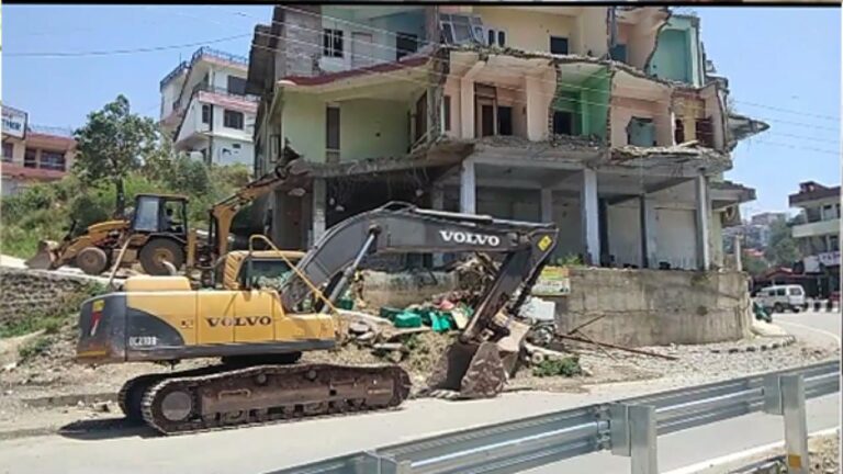 परवाणू-शिमला फोरलेन के दायरे में आए मकानों पर चला पिला पंजा, मुआवजा लेकर नही कर रहे थे मकान खाली