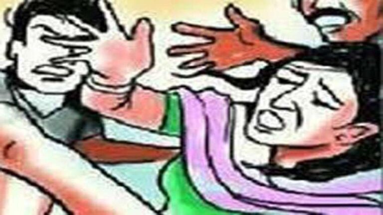 महिला से मारपीट