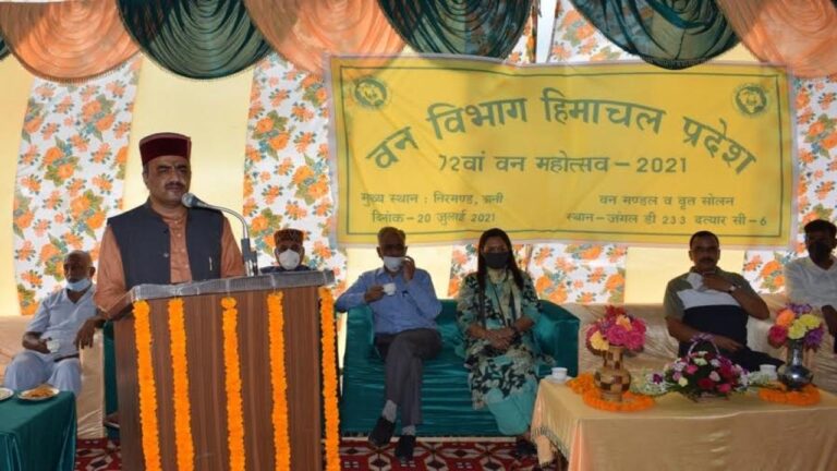 डॉ. सैजल द्वारा युवा पीढ़ी से पर्यावरण संरक्षण के लिए समर्पित होकर कार्य करने का आग्रह