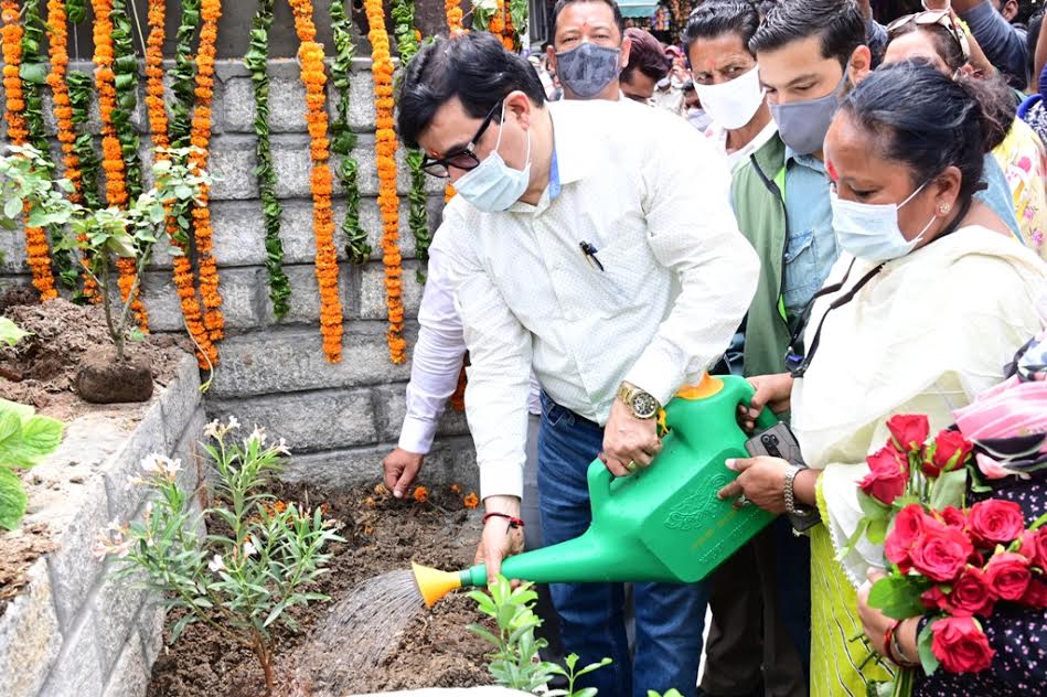 मनाली में गोविंद ठाकुर ने किया मनु वाटिका का लोकार्पण