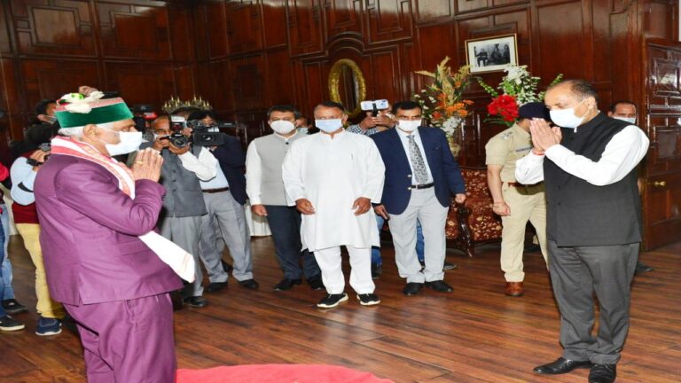 जय राम ठाकुर ने मंत्रिमंडल सहयोगियों सहित राज्यपाल को दी भावनात्मक विदाई