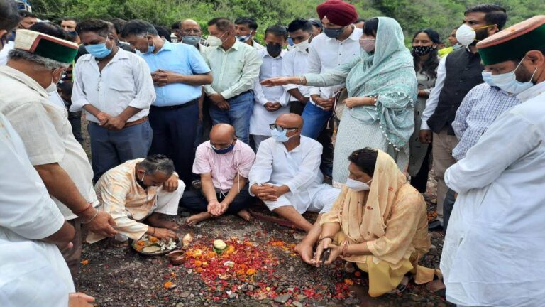 पूर्व मुख्यमंत्री वीरभद्र सिंह की अस्थियाँ परवाणू चक्किमोड स्थित कौशल्या नदी में प्रवाहित