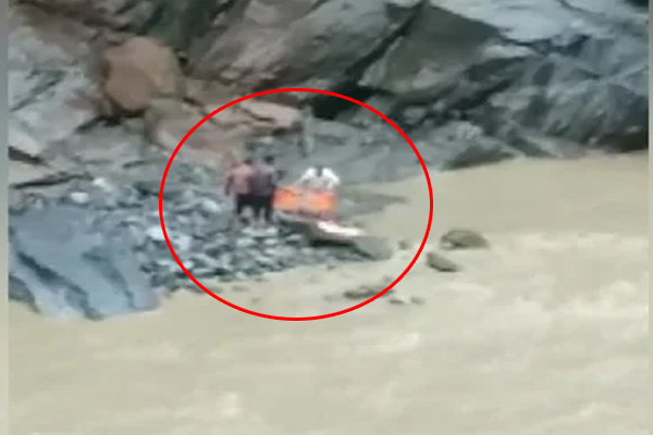 चंबा: भूस्खलन की चपेट में आई कार रावी नदी में डूबी, तीन लोगों की मौत