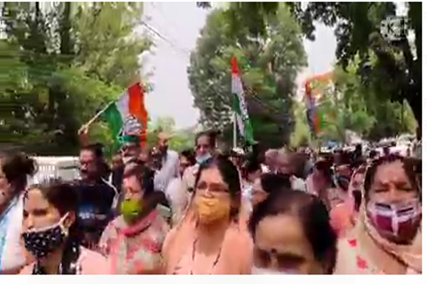 बिलासपुर कांग्रेस द्वारा महंगाई के खिलाफ जोरदार प्रदर्शन उपायुक्त पंकज राय के माध्यम से दिया ज्ञापन