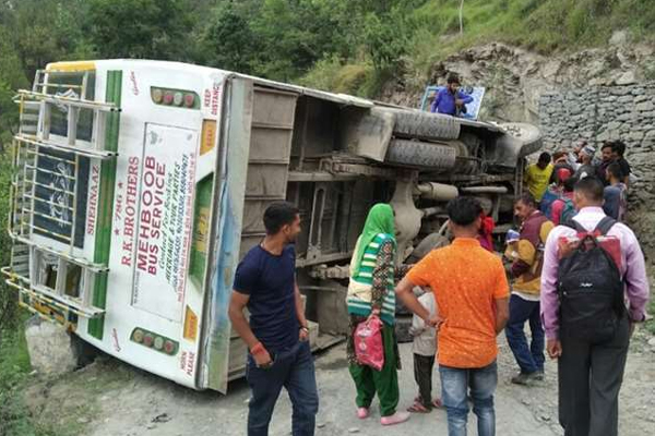 तीसा उपमंडल के तहत टिकरीगढ़ में शनिवार सुबह एक निजी बस दुर्घटनाग्रस्‍त हो गई।