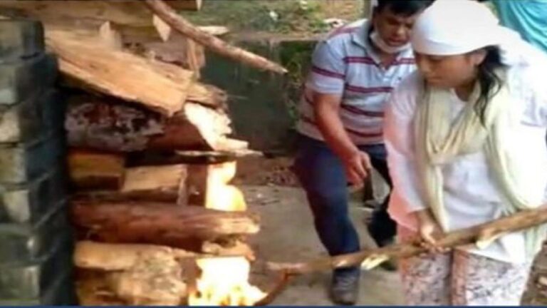 19 वर्षीय बेटी ने पहले पिता की अर्थी को दिया कंधा, फिर चिता को मुखाग्नि देकर निभाया बेटे का फर्ज