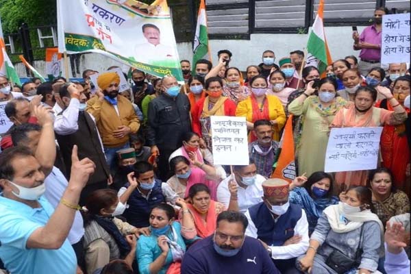 पेगासस जासूसी मामला : शिमला में कांग्रेस का प्रदर्शन, केंद्र सरकार के खिलाफ नारेबाजी