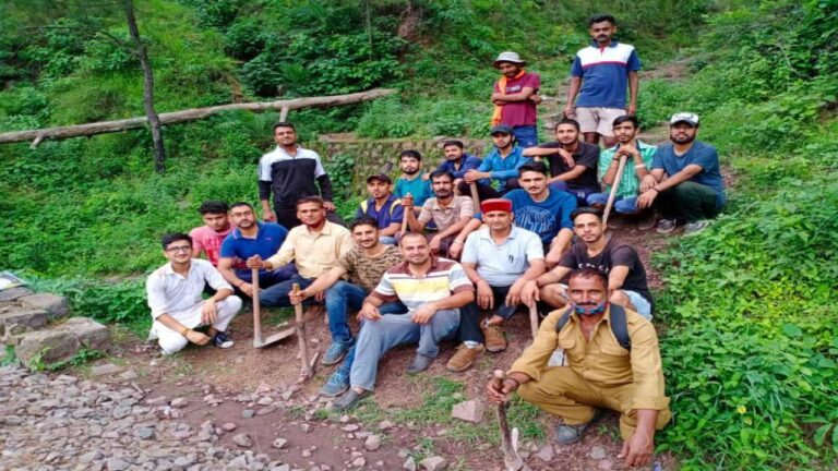 हिमालयन किरण समिति व स्थानीय युवाओं द्वारा किया गया पौधारोपण