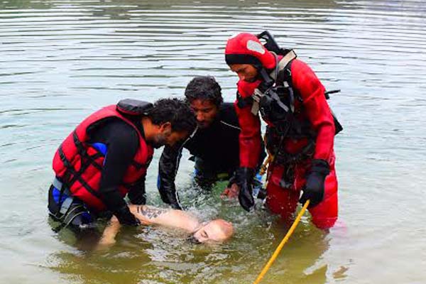 प्राकृतिक झील चंद्र ताल में डूबे व्यक्ति के शव को शुक्रवार को गोताखोरों ने किया रेस्क्यू