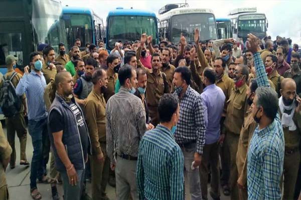 वायरल ऑडियो मामले में शिमला आरएम के तबादला ; विरोध में बसें खड़ी कर सड़क पर उतरे HTRC चालक-परिचालक