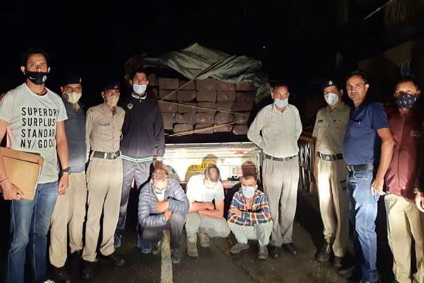 वन विभाग ने देर रात पकड़ी देवदार से लदी पिकअप