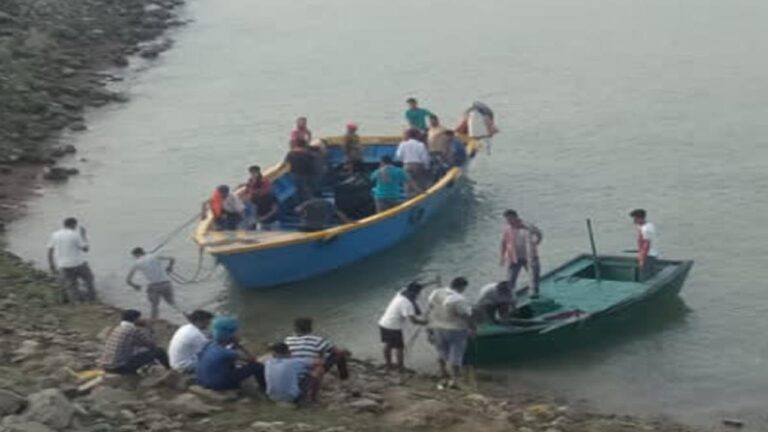 तेज तूफान में गोविंद सागर झील में पलटी मोटर बोट, चालक लापता, रेस्क्यू ऑपरेशन जारी