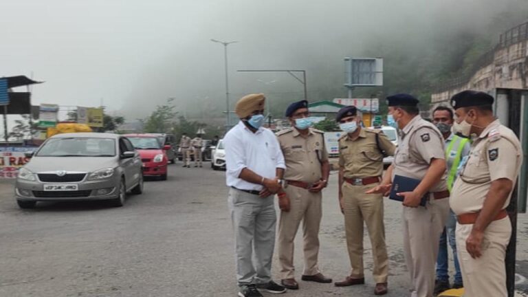 परवाणू: पर्यटकों को फ़िर करना पड़ा भारी जाम का सामना, भारी जाम के कारण टोल वालों से हुई बहस