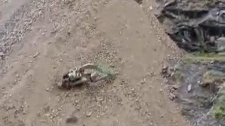 भारी बारिश से भू-स्खलन की जद में आई पोकलेन मशीन, रावी नदी में समाई