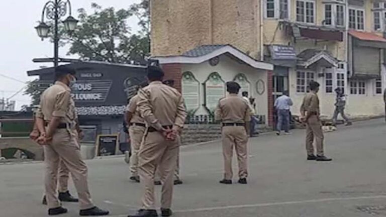 रिज और मॉल रोड़ पर लगाए बेंचों को उठाकर आम जनता के बैठने पर लगी पाबंदी