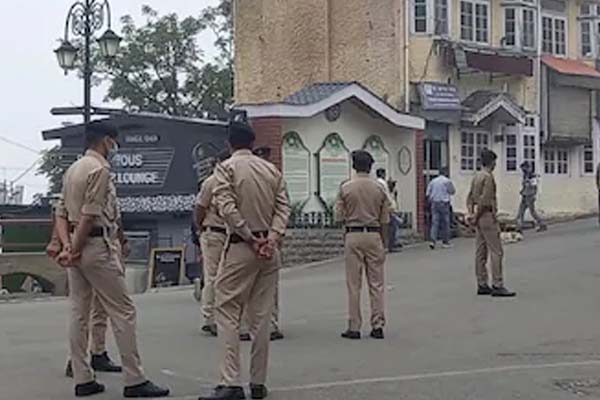 रिज और मॉल रोड़ पर लगाए बेंचों को उठाकर आम जनता के बैठने पर लगी पाबंदी