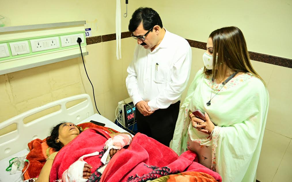 कुल्लू हमले में घायल महिला और पुरूष का मंत्री गोविंद ठाकुर ने जाना हालचाल