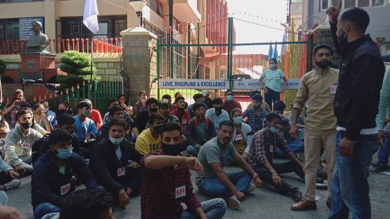 एसएफआई विश्वविद्यालय इकाई ने विश्वविद्यालय के अंदर उग्र प्रदर्शन किया